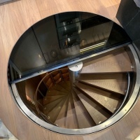 Круглый люк со стеклом, лифтовым механизмом и осевым вращением полукруглой створки электроприводом в открытом виде